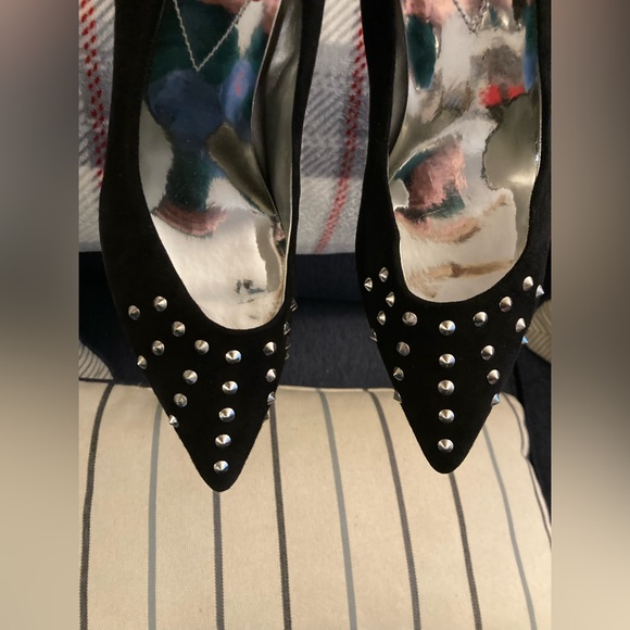 Guess Suede Stiletto Heels with Silver Studs Black "WGMAIRE" Sz 8 NEW No Box - Picture 2 of 8
